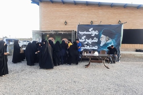 تصاویر|  برپایی موکب خدمت‌رسانی به شرکت کنندگان مراسم تشییع رهبر در ورودی شهرکهای صنعتی شاهرود، دامغان و سمنان
